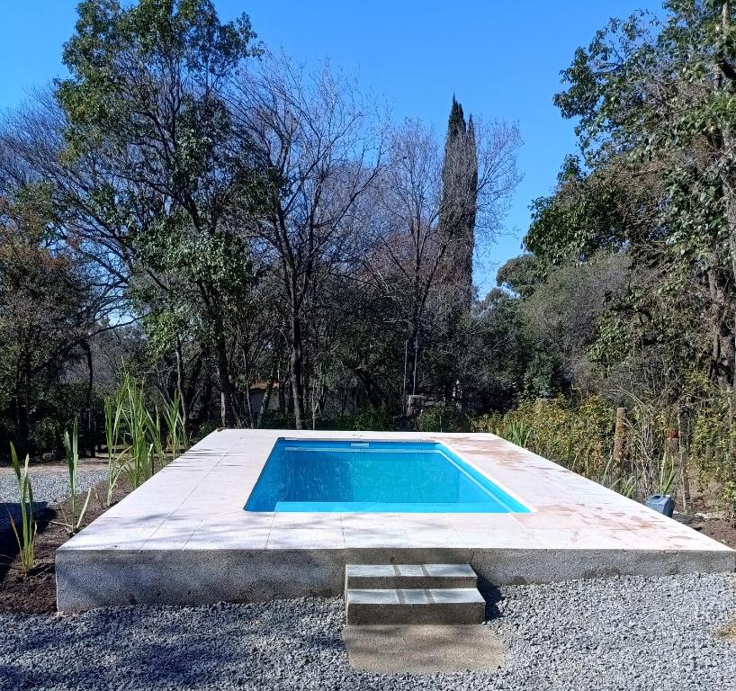 - une piscine au milieu d'une cour dans l'établissement CABAÑA MI PAZZ camino al cuadrado, à Córdoba