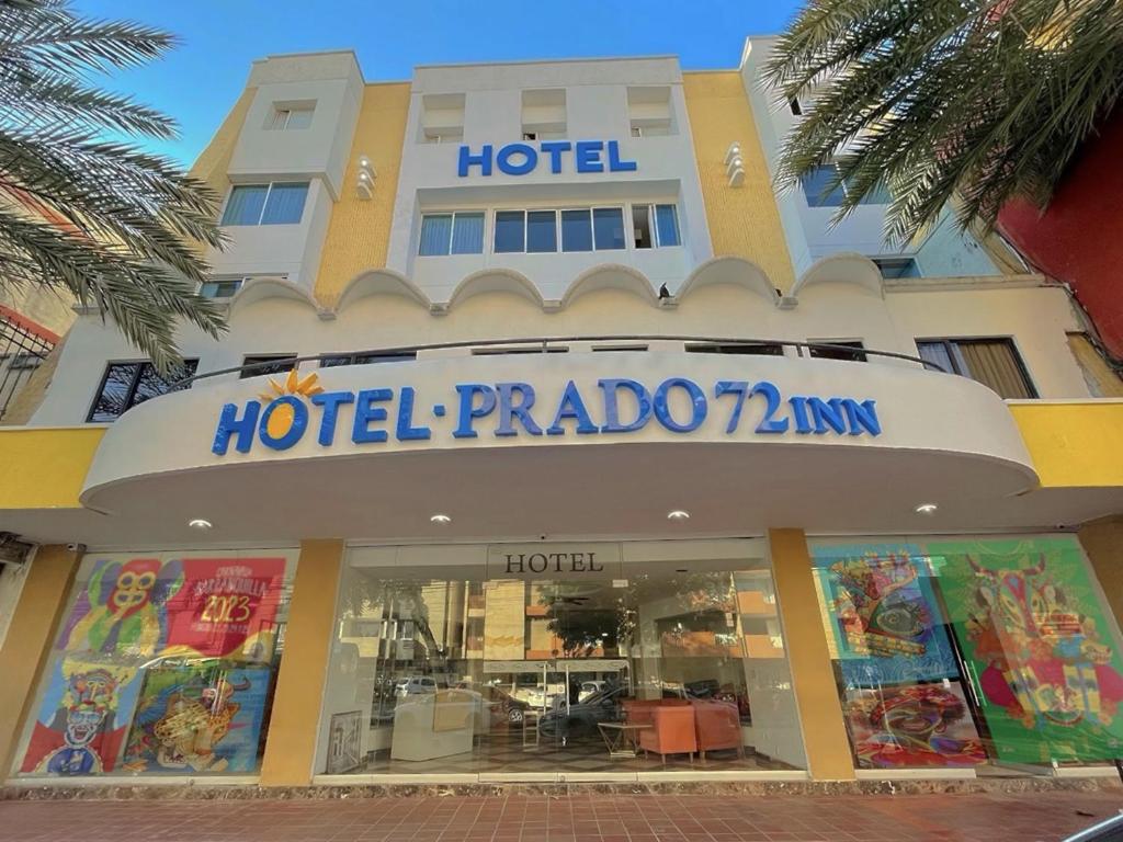 una locanda di fronte a un edificio di Hotel Prado 72 INN a Barranquilla