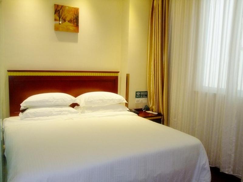 Uma cama ou camas num quarto em GreenTree Inn Guangdong Foshan Longjiang North Fenghua Road Express Hotel