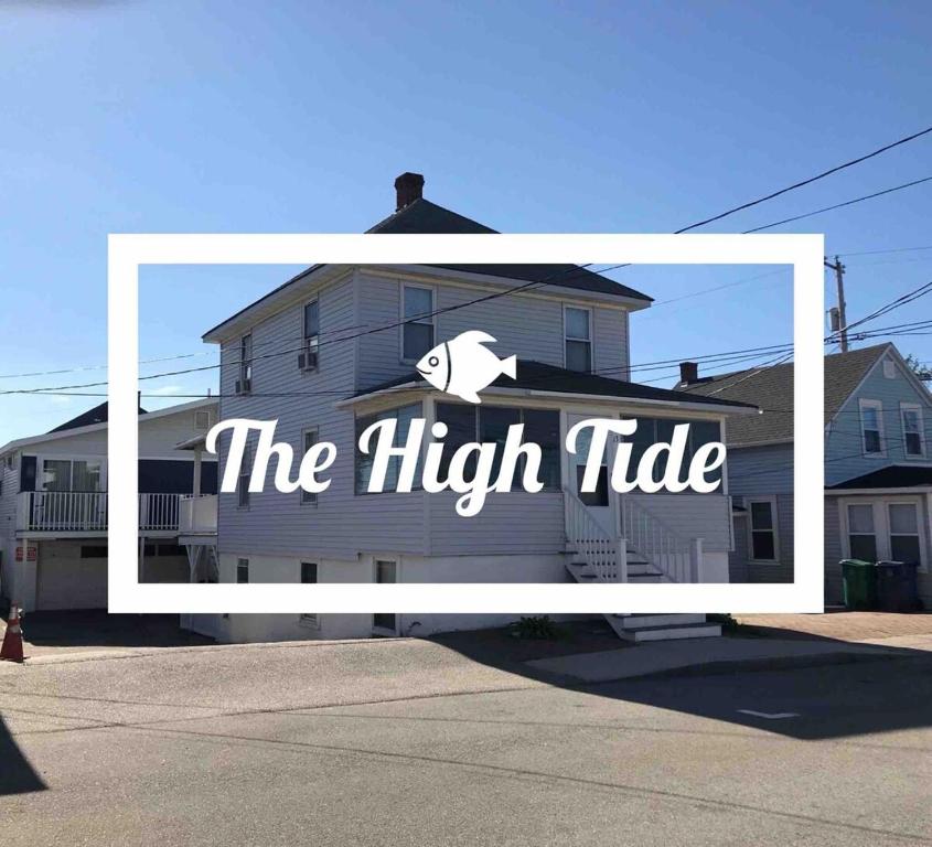 een teken dat zegt dat de vloed voor een huis staat bij The Tides in Hampton