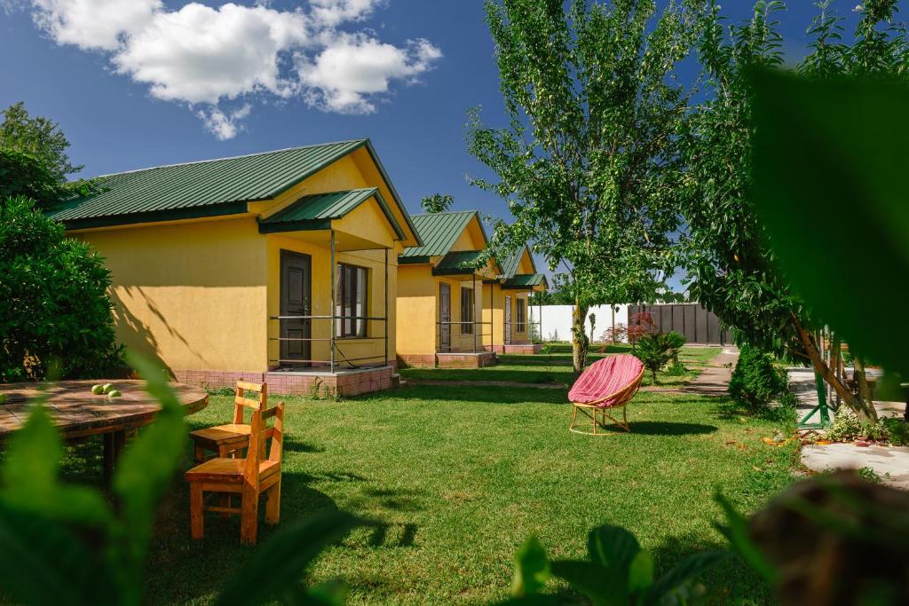 una casa con un cortile con due sedie di Senima's paradise a Batumi