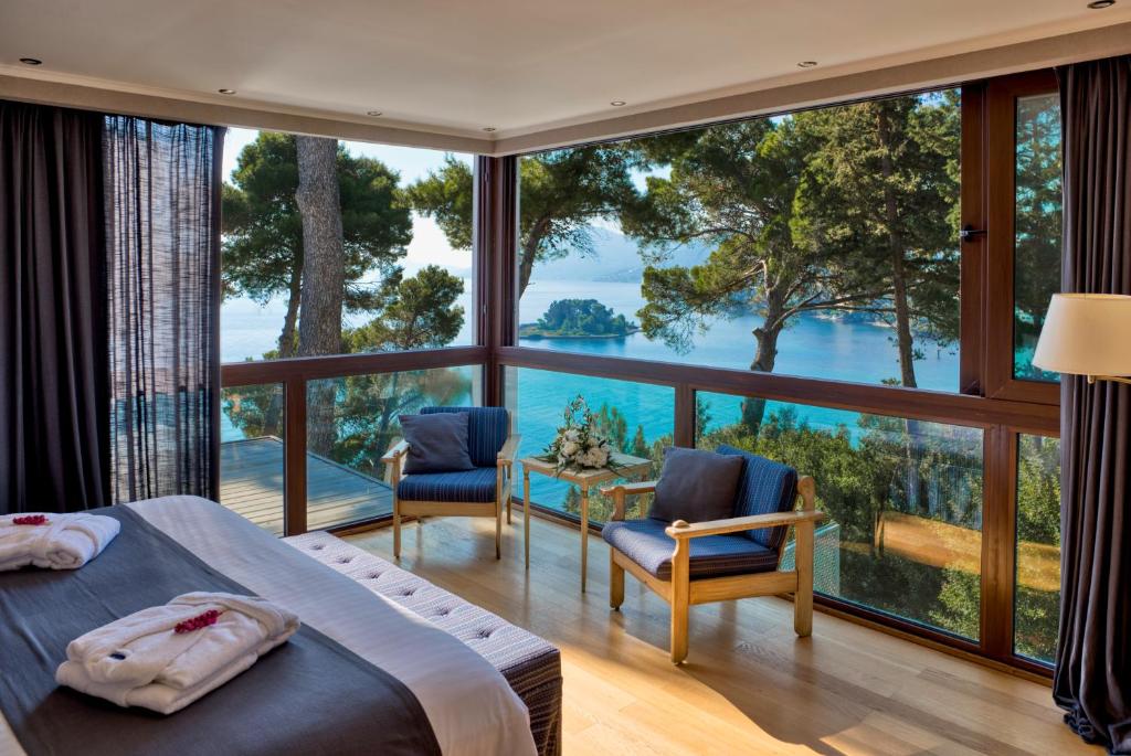 - une chambre avec vue sur l'eau dans l'établissement Corfu Holiday Palace, à Corfou