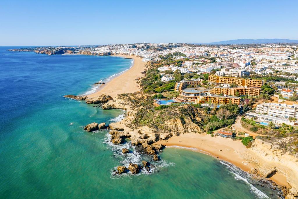 eine Luftansicht auf einen Strand und Gebäude in der Unterkunft Auramar Beach Resort in Albufeira