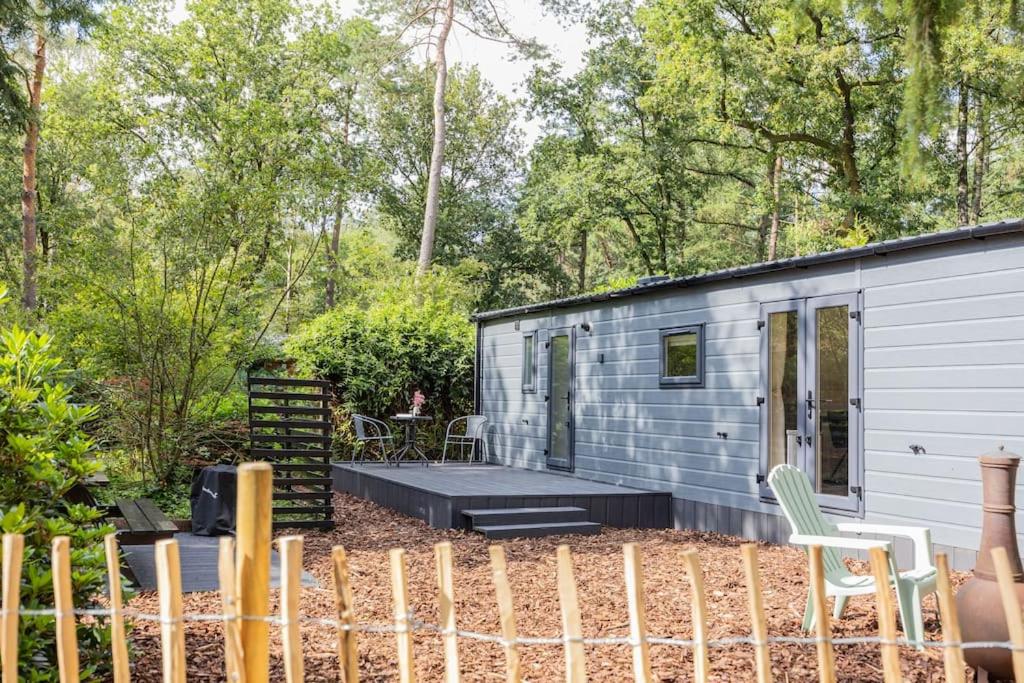 Vrt ispred objekta Schitterend chalet in het bos