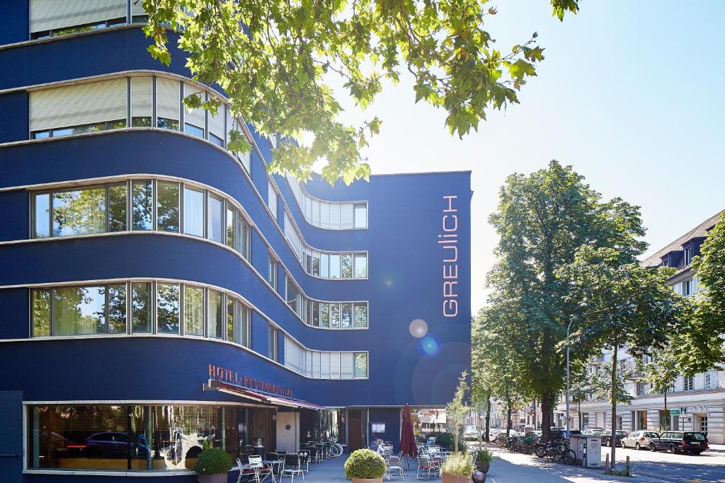 un edificio blu con un cartello sul lato di Greulich Design & Boutique Hotel a Zurigo