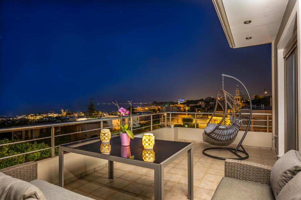 balcone con tavolo e vista sulla città di Aria sea view, Chania a Stalós