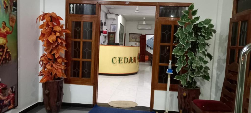 een lobby met een cecilax bord op de deur bij Hotel Cedar in Jaffna