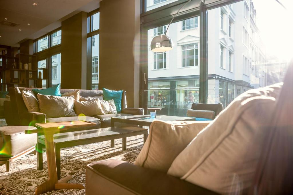 Uma área de estar em Motel One Leipzig-Augustusplatz