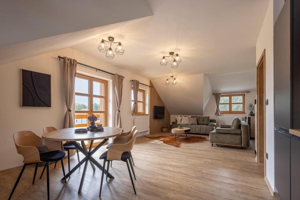 een woonkamer met een tafel en stoelen bij Apartmán Manuel in Horní Planá