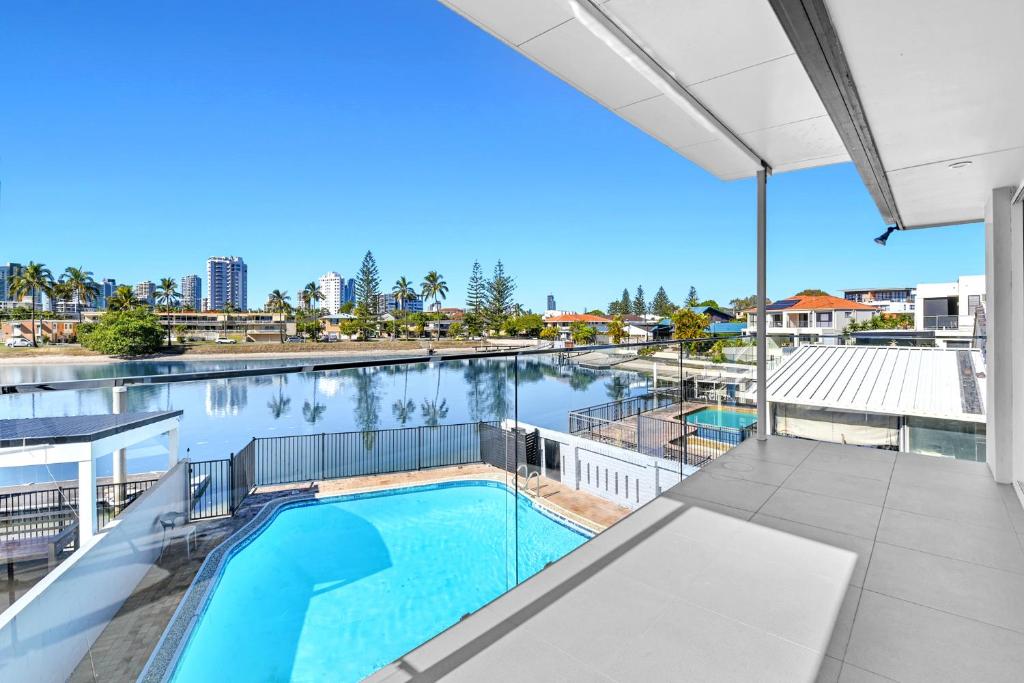 Piscina a Riverside 4 Bedroom House Unit in Surfers Paradise o a prop