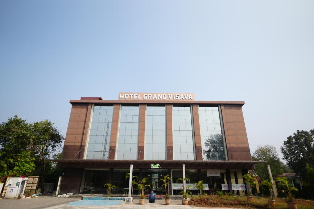 Hotel Grand Visava Lonavala游泳池或附近泳池