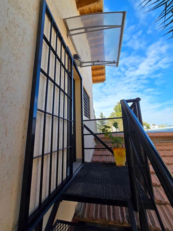 una scala che conduce a un balcone con luce di Deseo de Montaña a Maipú