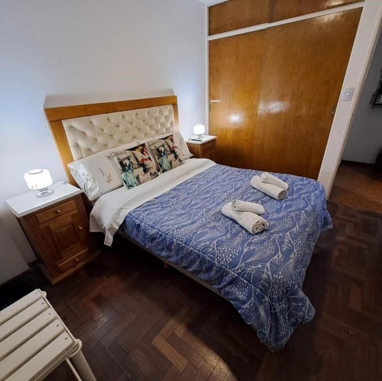 a bedroom with a bed with two towels on it at Córdoba Te Espera in Cordoba