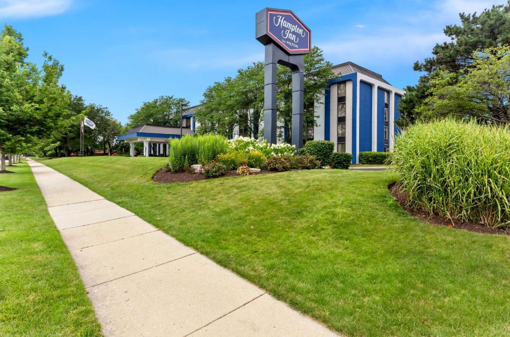 En hage utenfor Hampton Inn Chicago-Naperville