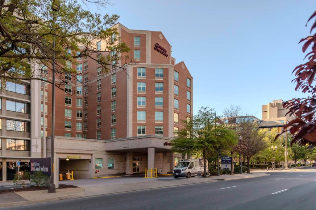 um edifício com uma carrinha estacionada em frente a uma rua em Hampton Inn & Suites Arlington Crystal City DCA em Arlington