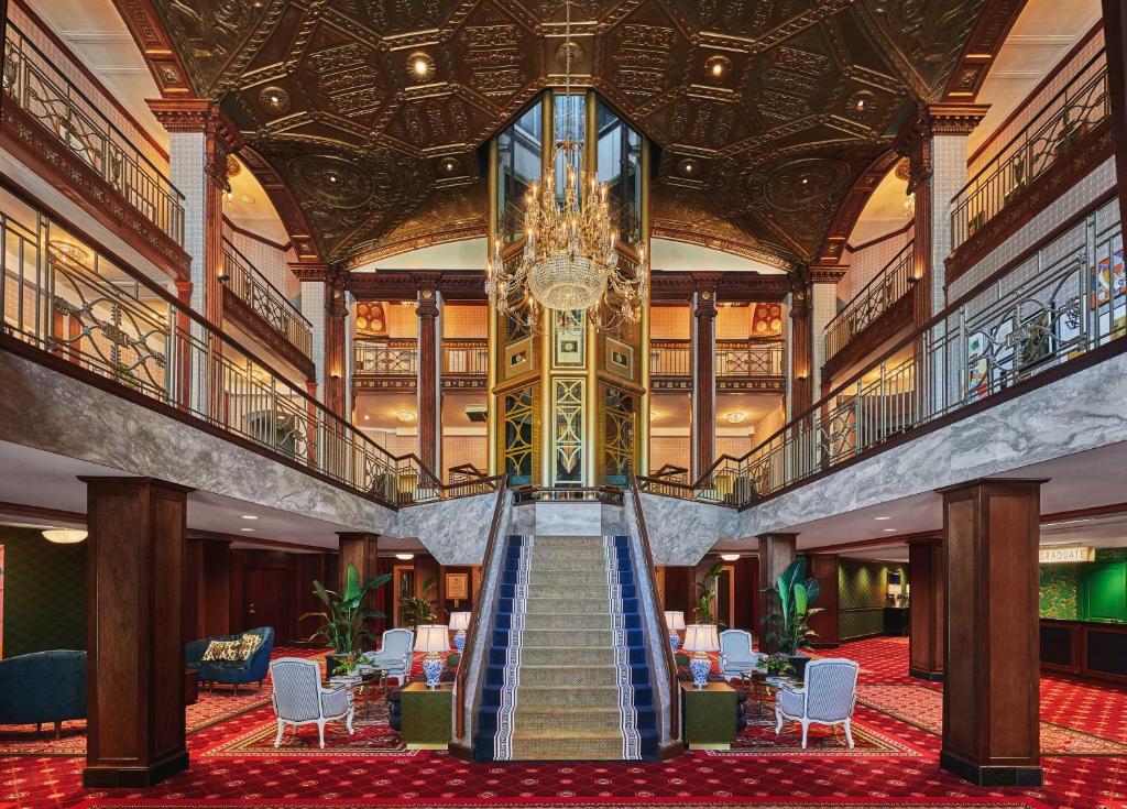 - un escalier en colimaçon dans le hall de l'hôtel avec un lustre dans l'établissement Graduate by Hilton Providence, à Providence