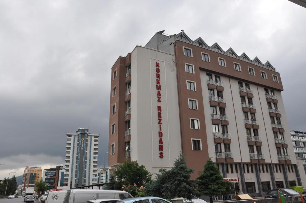 een hoog gebouw met een bord aan de zijkant bij Korkmaz Rezidans in Kayseri