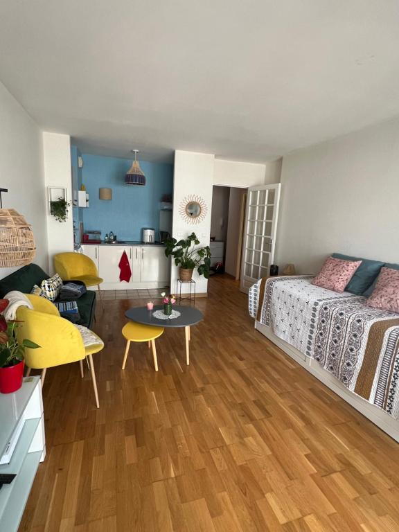 Ліжко або ліжка в номері Studio cosy 15 mins de Paris centre