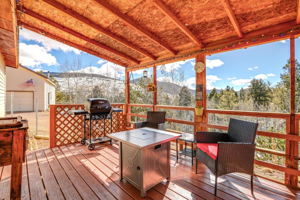 クリップル・クリークにあるColorado Vacation Rental with Deck and Mtn Viewsの焼き椅子付きのポーチ