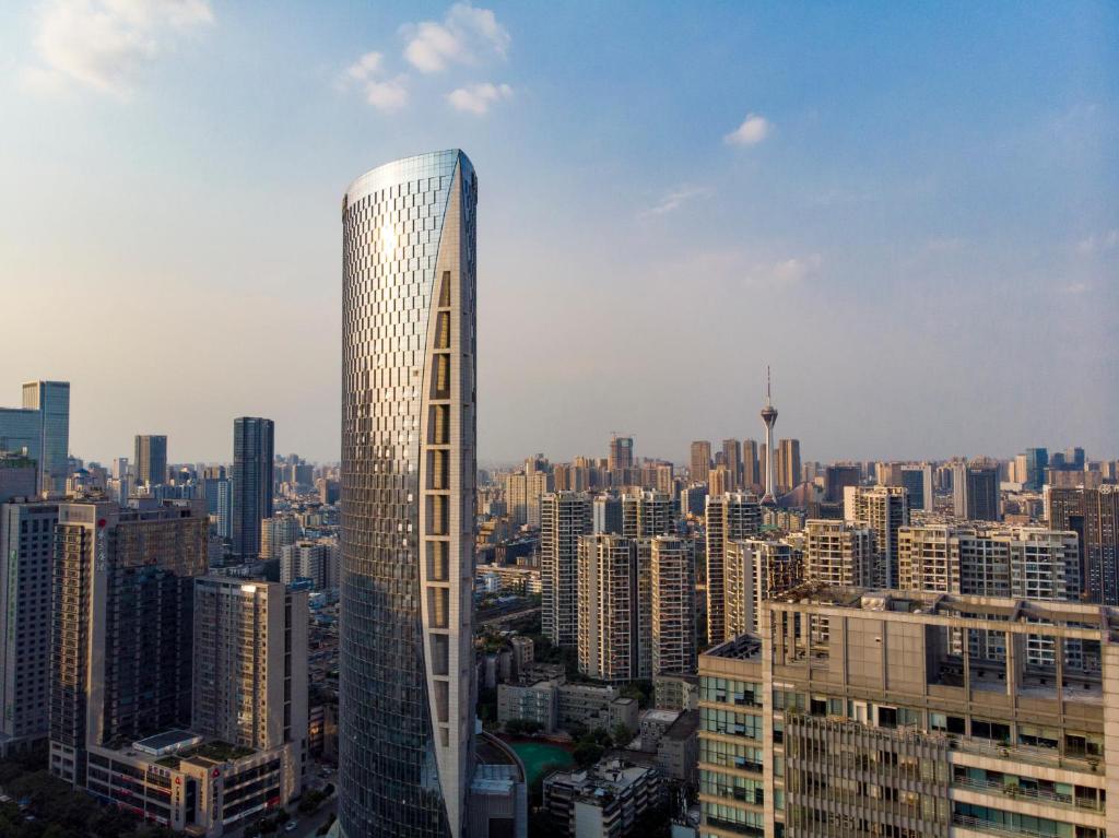 un palazzo alto in una grande città con edifici di Minyoun Chengdu Dongda Hotel a Chengdu