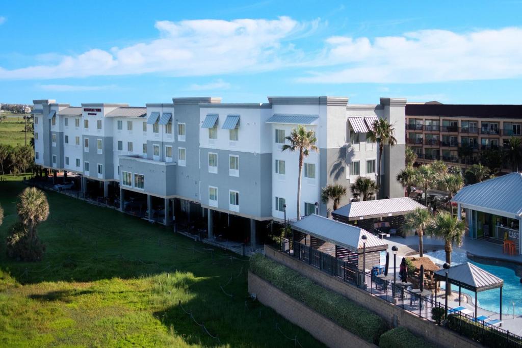 Swimming pool sa o malapit sa TownePlace Suites by Marriott Galveston Island