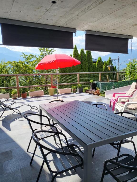 A balcony or terrace at Appartement Randogne avec grande terrasse