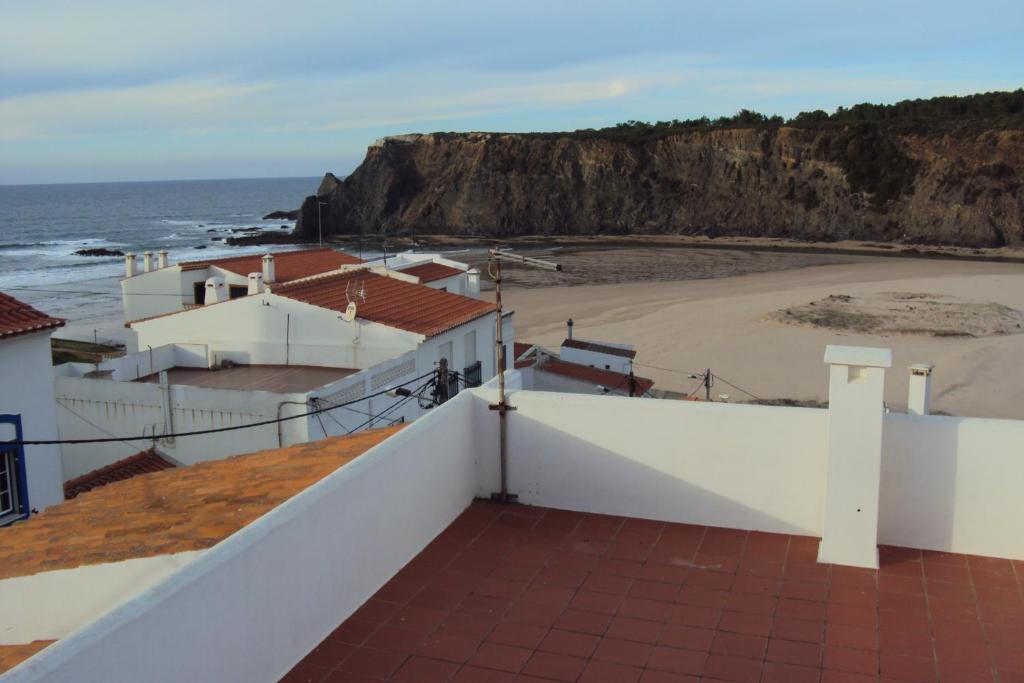 uma vista para a praia a partir da varanda de uma casa em Odeceixe Beach Apartments em Odeceixe