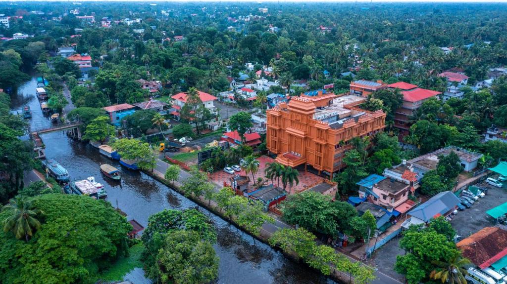 uma vista aérea de um edifício ao lado de um rio em Haveli Backwater Resort em Alappuzha