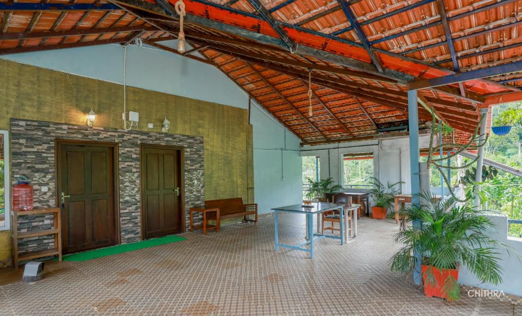 Cette grande chambre dispose d'un plafond en bois et d'une table. dans l'établissement Sana Riverside, à Madikeri