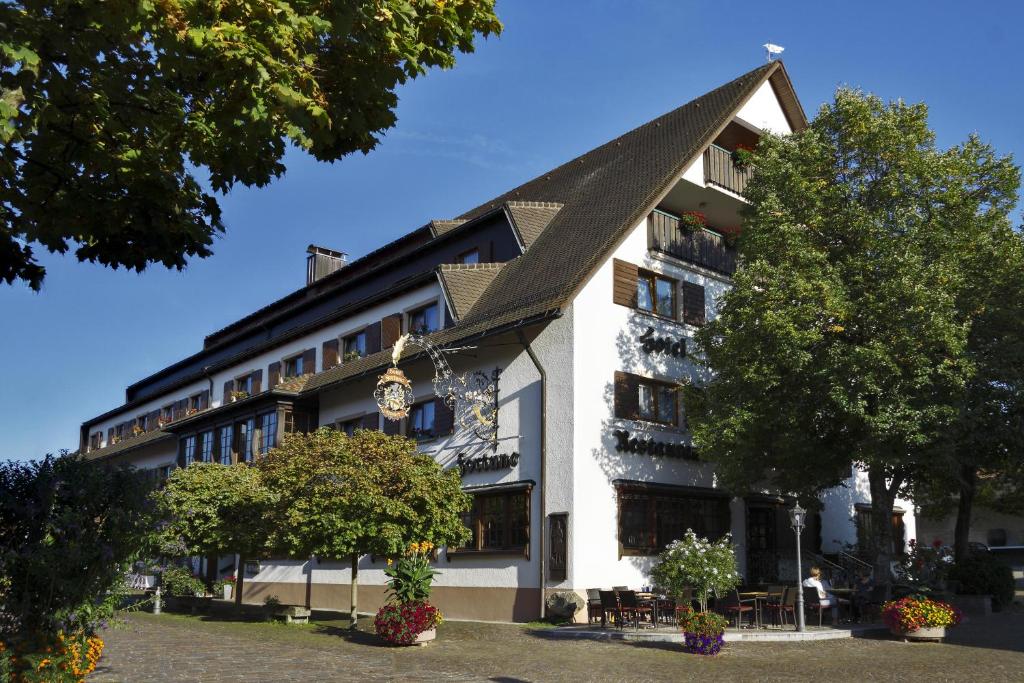 un edificio con un techo puntiagudo con árboles delante de él en Hotel Fortuna, en Kirchzarten