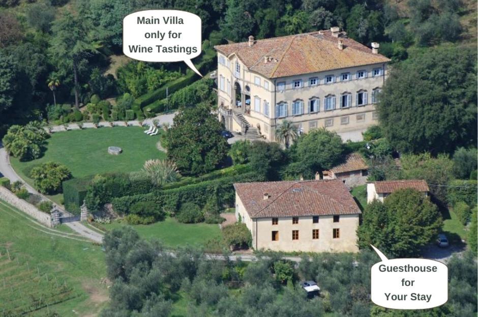 uma vista aérea de uma casa grande com requisitos para a sua estadia em Azienda Agricola Fabbrica Di San Martino em Lucca