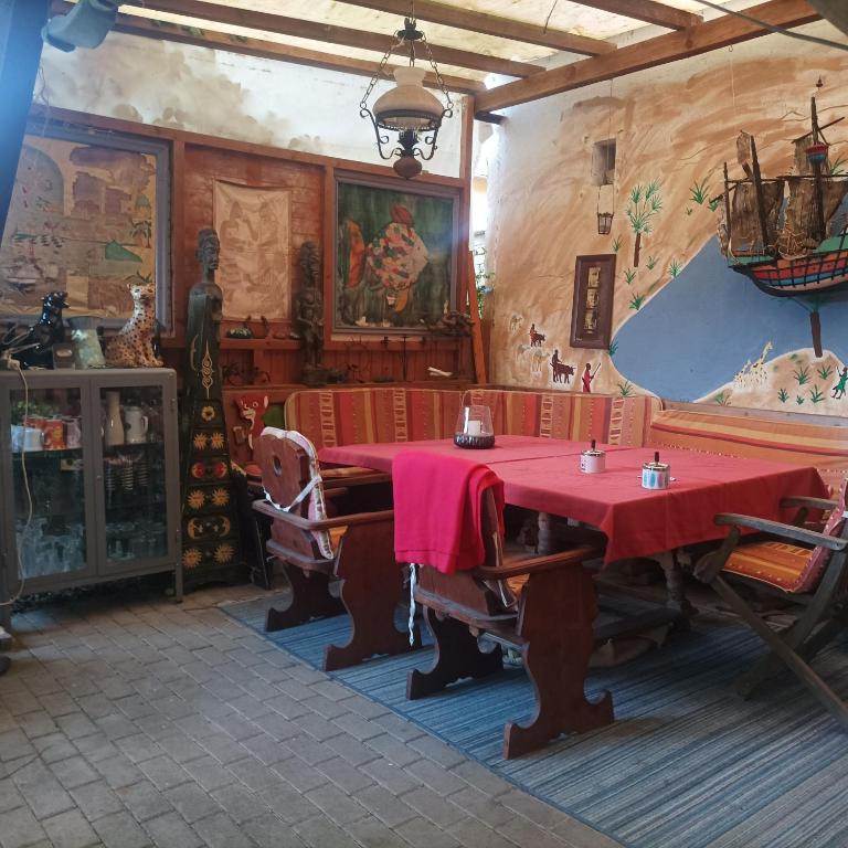 uma sala de jantar com uma mesa vermelha e cadeiras em Naturfreunde Speyer 2P, altrheinnahe, hundefreundlich em Römerberg