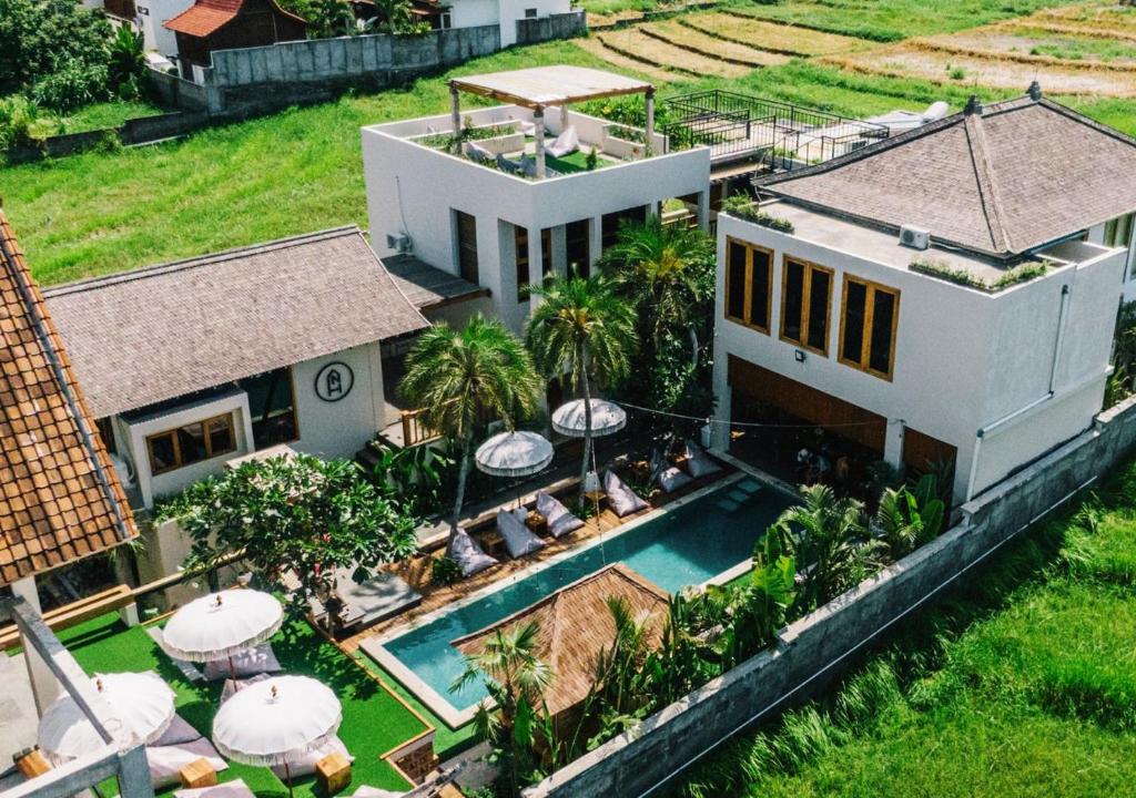 vista aerea di una casa con piscina di Nyaman Hostel a Canggu