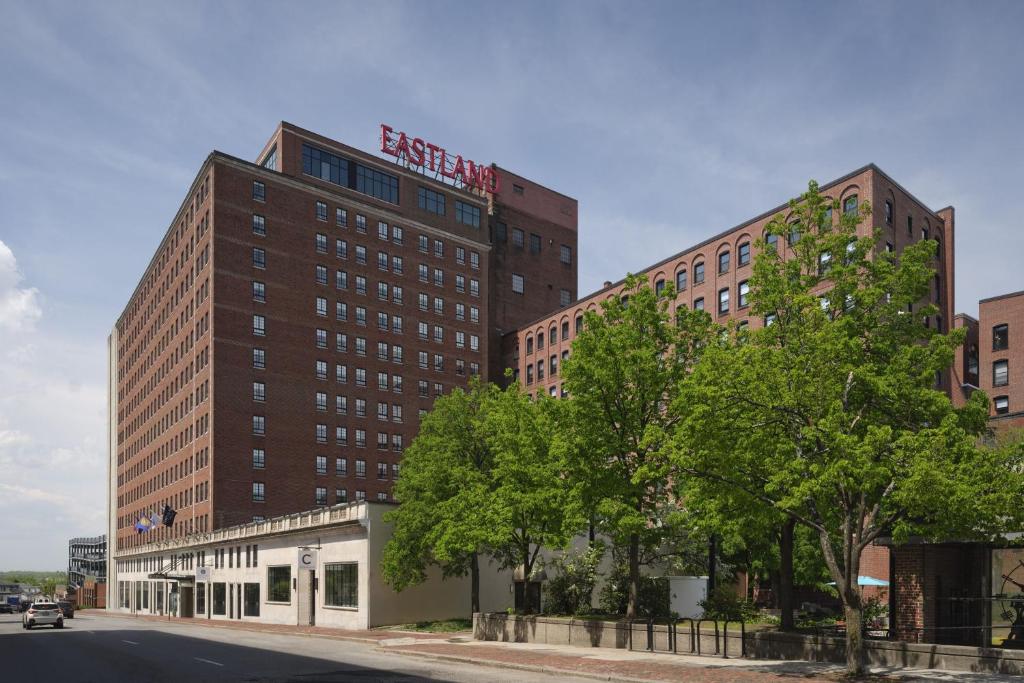 un edificio con un cartello sopra di The Westin Portland Harborview a Portland