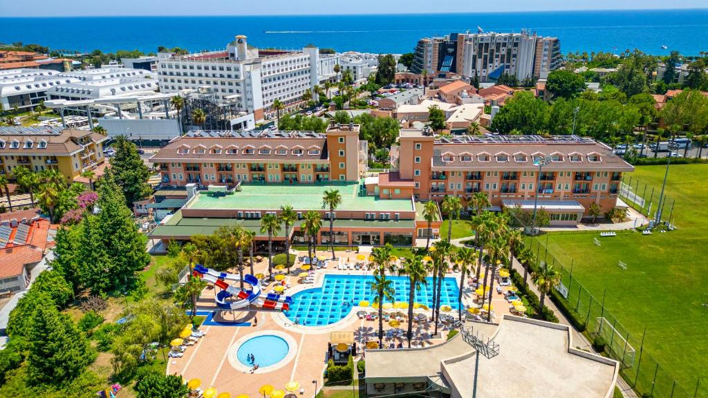 - une vue aérienne sur un complexe avec une piscine dans l'établissement Viking Park Hotel, à Kemer