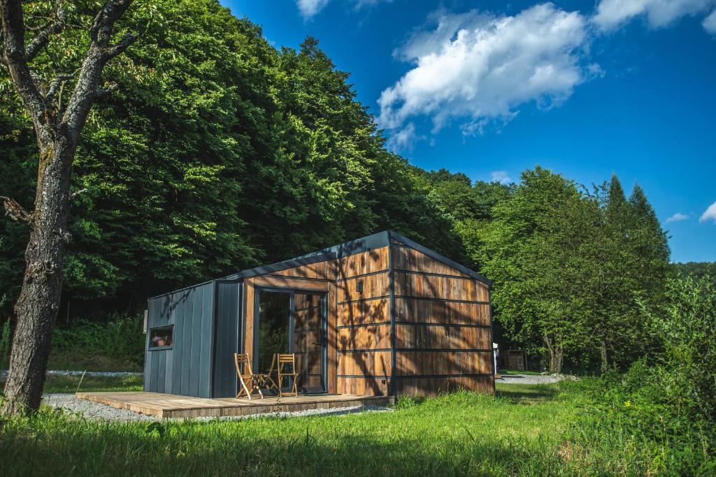 uma pequena casa num campo com uma árvore em Rózin- klimatyczne domki całoroczne I Jura Krakowsko-Częstochowska em Krzeszowice