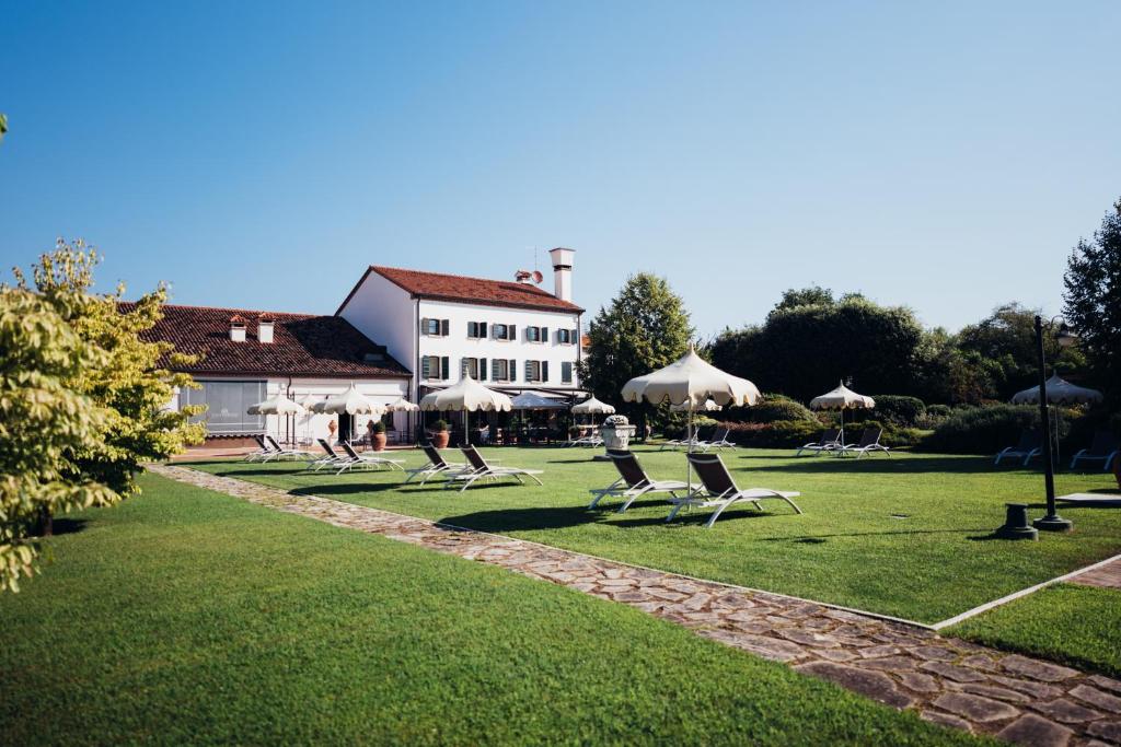 A garden outside Villa Giulia Relais Spa Events