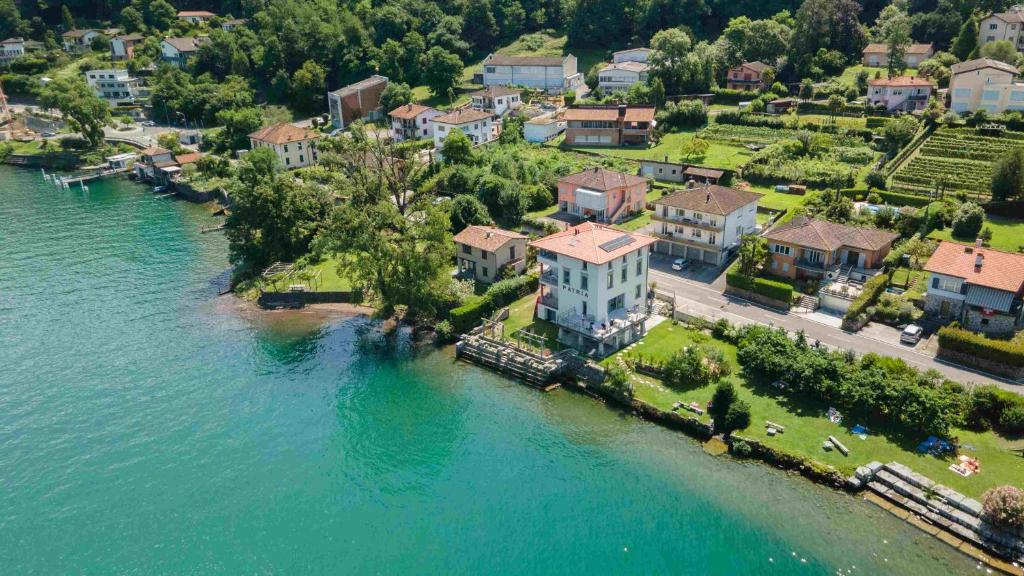 una vista aérea de una casa en una isla en el agua en Villa Patria B&B, en Brusino Arsizio