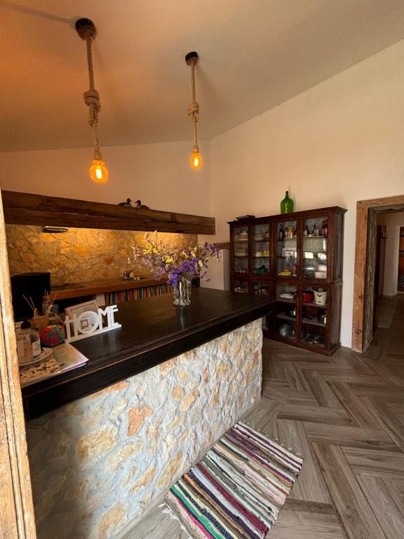 una cucina con bancone e parete in pietra di Casa das Flores - no Parque Natural Guadiana a Mértola