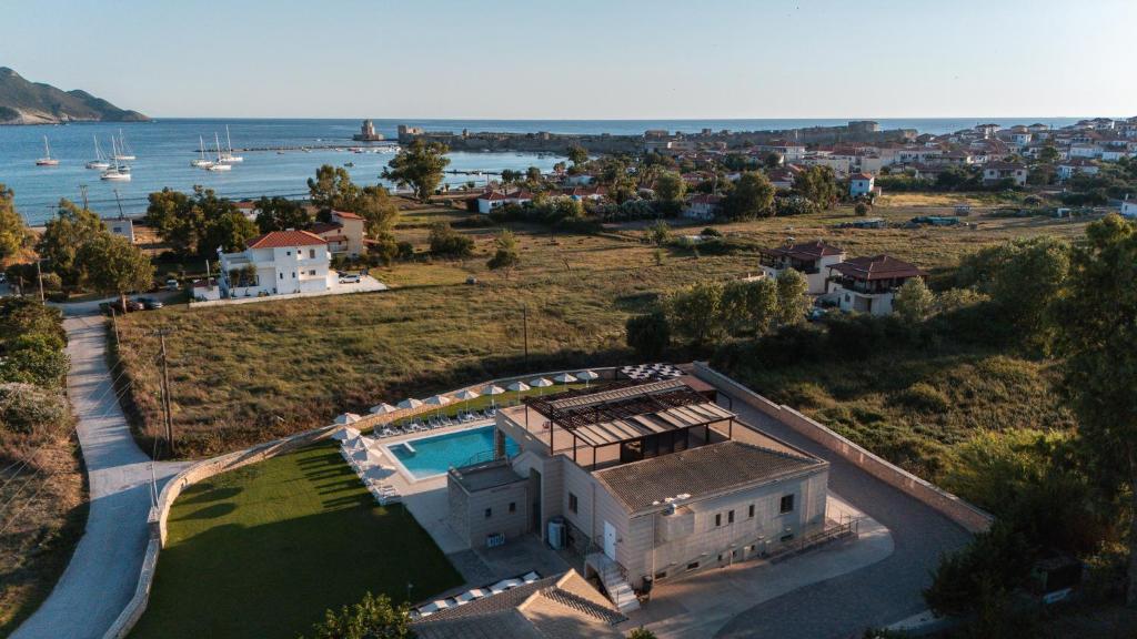 - une vue aérienne sur une maison avec une piscine dans l'établissement Niriides Luxury Villas, à Methoni