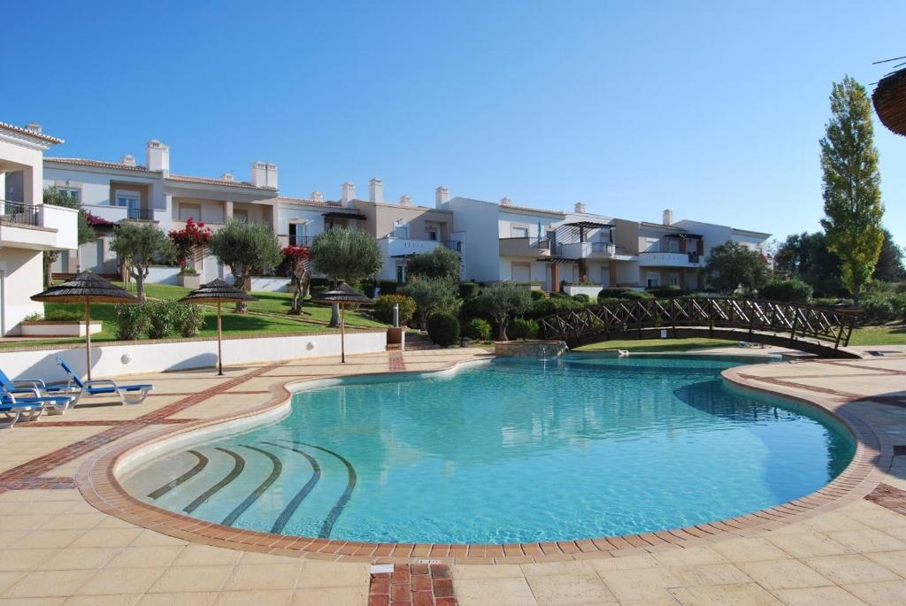 una piscina frente a algunos edificios de apartamentos en Casa Campo & Mar, en Mexilhoeira Grande