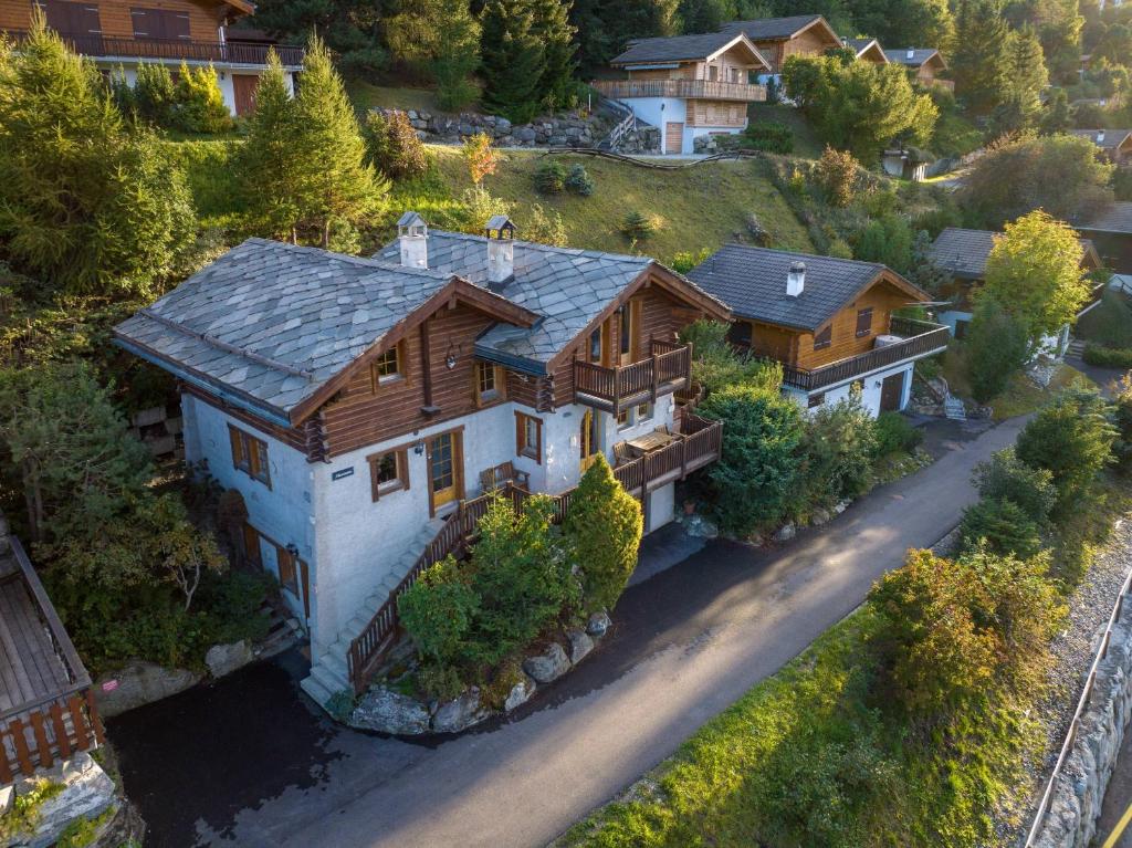 El edificio en el que está el chalet de montaña