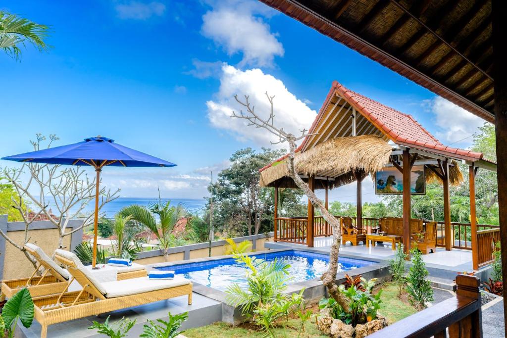 uma villa com piscina e um resort em Ocean View Private Villa em Nusa Lembongan