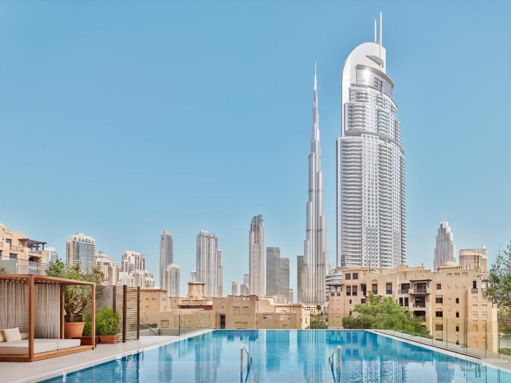 A piscina localizada em The Dubai EDITION ou nos arredores