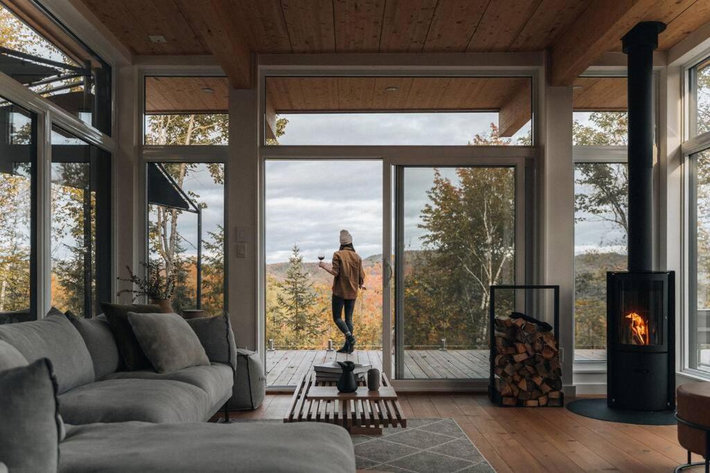 Un lugar para sentarse en Scandi inspired chalet Mont Tremblant views and spa