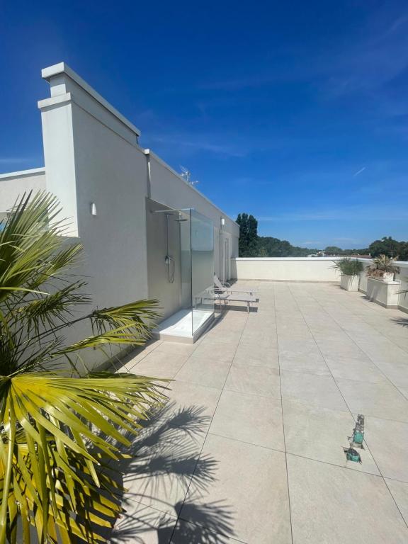 um edifício com um pátio com bancos em Attico Sole em Lido di Jesolo