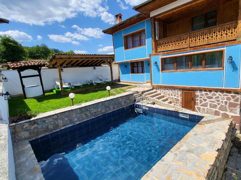 Villa con piscina frente a una casa en OldHouse, en Koprivshtitsa