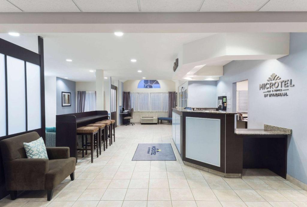 Ruang duduk di Microtel Inn and Suites Baton Rouge Airport