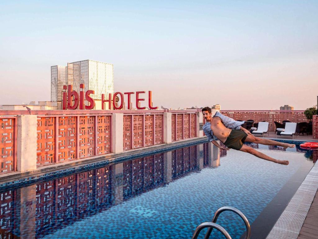 Baseinas apgyvendinimo įstaigoje ibis Jaipur City Centre - An Accor Brand arba netoliese