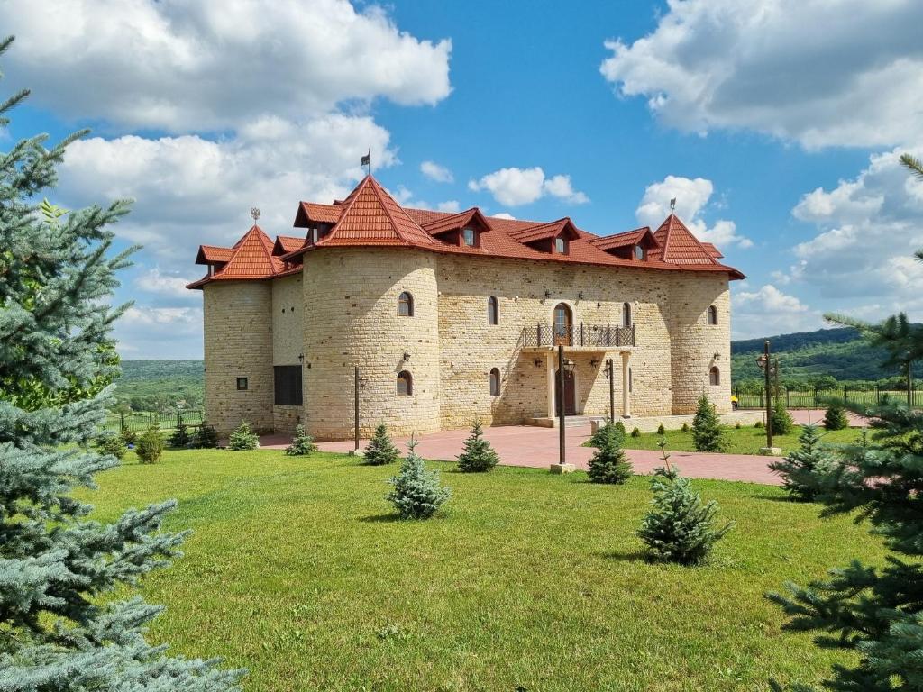 een groot bakstenen gebouw met een rood dak bij Castel Unghern in Ivancea